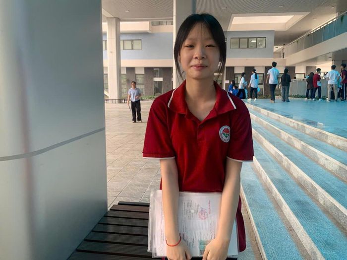 Em Trần Cảnh Vy, học sinh lớp 9A6, Trường THCS Vĩnh Hưng (phường Vĩnh Hưng) cho biết điểm thi khảo sát của con dao động ở mức 20 điểm. Sau khi cân nhắc, Vy và gia đình đặt thứ tự ưu tiên NV1 là THPT Đỗ Mười, NV2 THPT Thạch Bàn với khoảng cách từ nhà đến trường đều khoảng 7km. Ngoài môn Ngữ văn là thế mạnh, Vy hơi lo về môn tiếng Anh. Em dự định sẽ dành buổi chiều để nghỉ ngơi, xem lại một chút phần kiến thức chưa chắc chắn và đi ngủ sớm trước 10h tối để sẵn sàng cho kỳ thi chính thức.