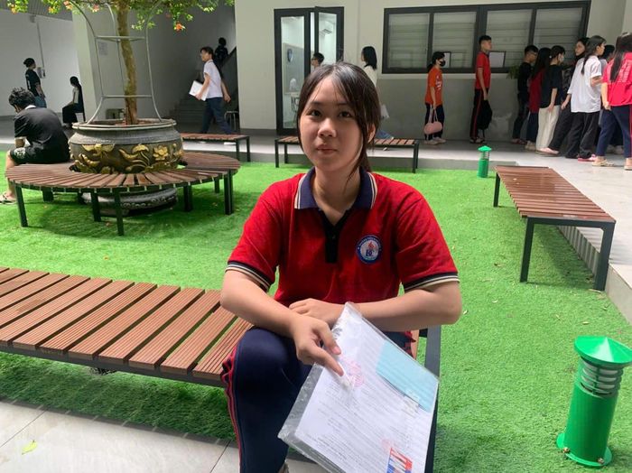 Em Phạm Quỳnh Anh, học sinh lớp 9 Trường THCS Định Công cho biết đã tập trung ôn tập đến những ngày cuối cùng trước kỳ thi. Chiều nay, em dự định cùng mẹ tới một số ngôi chùa gần nhà để cầu mong có tâm lý bình tĩnh, sáng suốt khi bước vào phòng thi. Ngoài việc chuẩn bị kiến thức, Quỳnh Anh cũng tự tạo thêm sự tự tin bằng những thói quen mang ý nghĩa may mắn. Em cho biết sẽ ăn xôi đỗ vào buổi sáng ngày thi và “kiêng” món trứng luộc với mong muốn có một kỳ thi thuận lợi.