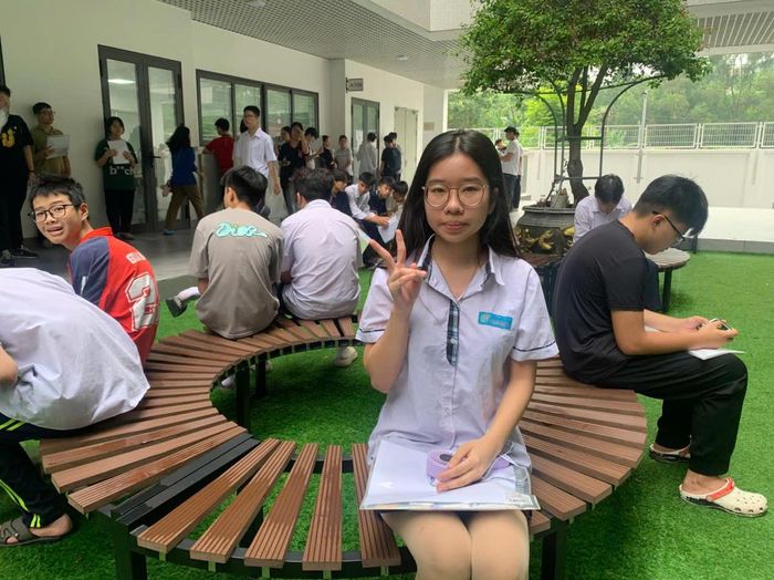 Em Nguyễn Hồng Anh, lớp 9G Trường THCS Tô Hoàng cho biết từ nhà đến điểm thi khoảng 8km. Dù đây là lần đầu tiên đến trường để dự thi vào lớp 10 nhưng trước đó Hồng Anh đã biết về trường qua nhiều kênh nên rất yêu thích và mong muốn trúng tuyển vào trường có cơ sở vật chất hiện đại, đầy đủ. Kết quả thi khảo sát gần nhất của Hồng Anh khoảng 20 điểm. NV2 em chọn Trường THPT Hoàng Cầu. Bố mẹ rất ủng hộ quyết định của Hồng Anh và có chuẩn bị phương án dự phòng là Trường THPT Tạ Quang Bửu. Với thế mạnh là môn Ngữ văn, Hồng Anh cho biết em dự kiến sẽ tập trung làm đến đâu chắc đến đó, không sa đà vào những câu quá khó so với năng lực cũng như kiểm tra chắc chắn để không mất điểm ở những phần kiến thức cơ bản.