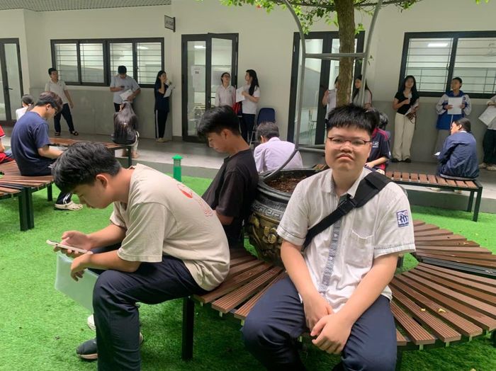 Em Nguyễn Hùng Anh, lớp 9A5 Trường THCS Tân Mai (phường Tương Mai) chỉ đặt 1 NV duy nhất vào Trường THPT Đỗ Mười . Được thầy cô động viên và cha mẹ tin tưởng, Hùng Anh kiên định với sự lựa chọn của mình và cho biết quyết tâm cao để đỗ vào ngôi trường mơ ước, khang trang, hiện đại.