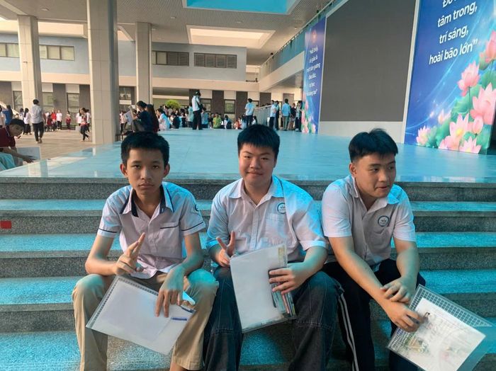 Ba em (từ trái sang) Khánh Ninh, Đăng Khôi, Bảo Duy là học sinh lớp 9 Trường THCS Thịnh Liệt. Khôi và Ninh cho biết các em tự tin nhất với môn Toán. Ngoài NV1 giống nhau, NV2 Khôi và Ninh đăng ký Trường THPT Đông Mỹ còn Duy đăng ký Trường THPT Nguyễn Quốc Trinh. Các em hi vọng sẽ tiếp tục trở thành bạn cùng trường trong 3 năm học THPT sắp tới.