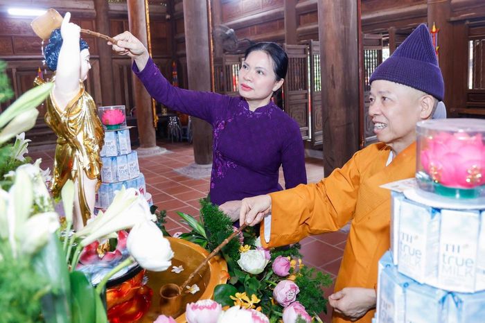 Phó Chủ tịch - Tổng Thư ký Hà Thị Nga và Hòa thượng Thích Thanh Quyết thực hiện nghi thức tắm Phật. Ảnh: Quang Vinh.