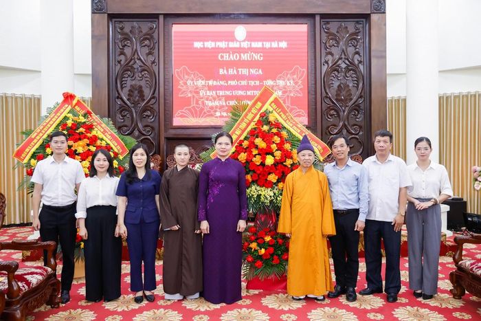 Phó Chủ tịch - Tổng Thư ký Hà Thị Nga chụp ảnh lưu niệm cùng các đại biểu. Ảnh: Quang Vinh.