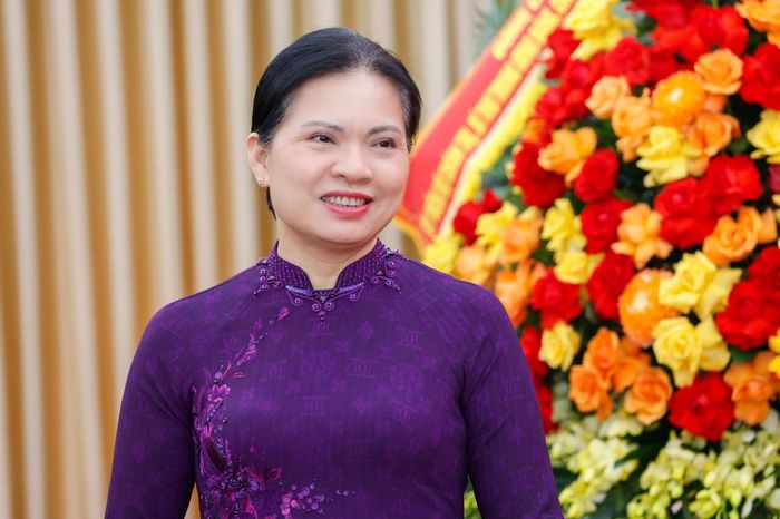 Phó Chủ tịch - Tổng Thư ký Hà Thị Nga gửi lời chúc mừng toàn thể Chư tôn đức Giáo phẩm cùng tăng, ni, cư sĩ, Phật tử cùng đón Đại lễ Phật đản an vui. Ảnh: Quang Vinh.