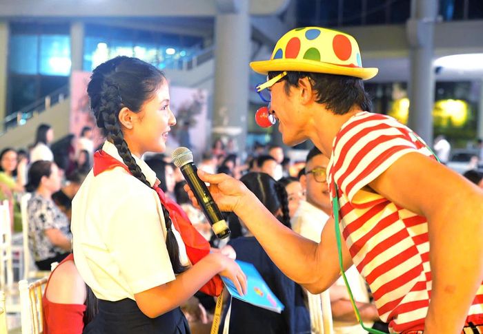 chú hề giao lưu cùng các em nhỏ tạo nên bầu không khí vui nhộn đậm chất trẻ thơ.