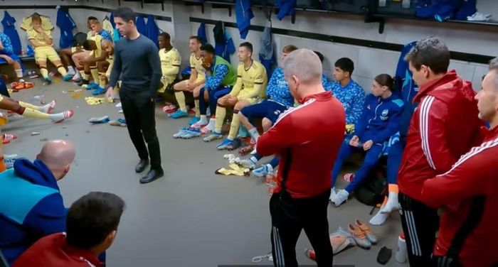  Mikel Arteta đã thay đổi cách tiếp cận khi nói chuyện với các cầu thủ trong phòng thay đồ. Ảnh: Amazon Prime 