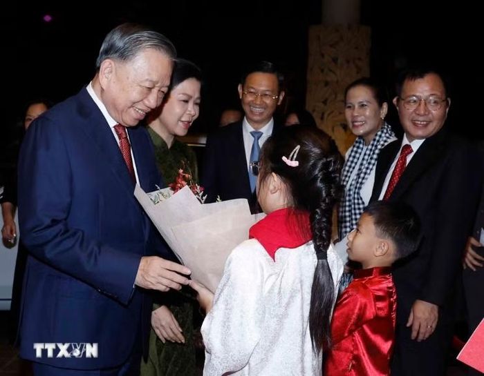  Cán bộ, nhân viên Đại sứ quán và cộng đồng người Việt Nam tại Singapore đón Tổng Bí thư, Chủ tịch nước Tô Lâm và Phu nhân. Ảnh: TTXVN 