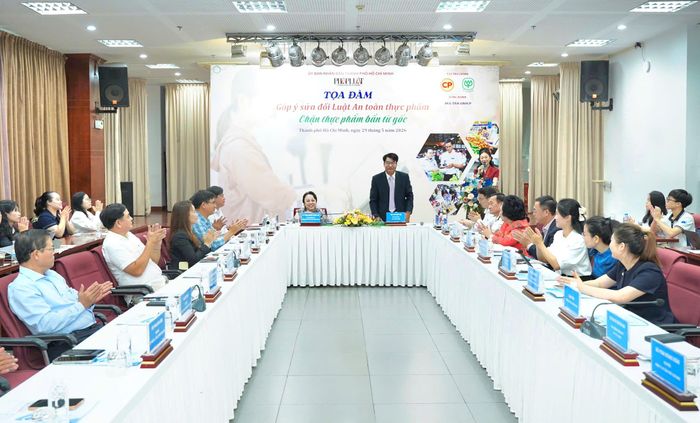 Quang cảnh tọa đàm “Góp ý sửa đổi Luật An toàn thực phẩm: Chặn thực phẩm bẩn từ gốc”. Ảnh: THUẬN VĂN