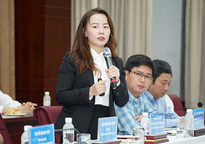 Bà Trần Ái Huyền, Trưởng phòng quản lý chất lượng CPV Food Bình Phước, Công ty Cổ phần chăn nuôi C.P., chia sẻ tại tọa đàm. Ảnh: THUẬN VĂN