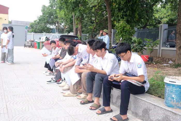  "Chúng tôi đã phổ biến toàn bộ quy chế theo đúng quy định. Riêng đối với các vật dụng liên quan đến công nghệ cao, chúng tôi sẽ nhắc nhở cụ thể thêm cho các thầy cô vào trước mỗi buổi thi để nhấn mạnh lại những chi tiết đó. Những lưu ý mà cơ quan công an Thành phố đã phổ biến, chúng tôi đã thông tin lại cho các cán bộ coi thi, giám thị, cố gắng đảm bảo kỳ thi diễn ra vừa an toàn, vừa đúng quy chế, không tạo áp lực cho các con", ông Thế nói. 