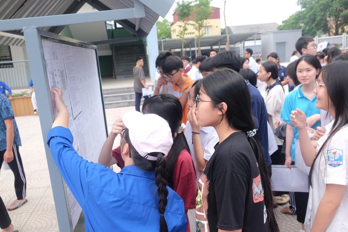  Em Nguyễn Mai Phương, học sinh trường THCS Bát Tràng, cho biết cảm thấy thoải mái nhất với môn toán, tự tin đạt trên 7 điểm. "Em đã ôn tập rất kỹ dạng đề năm ngoái và làm thêm nhiều đề theo dạng đề minh họa, em thấy tự tin, có khả năng đỗ nguyện vọng 1 vào trường THPT Nguyễn Văn Cừ", Phương chia sẻ. 