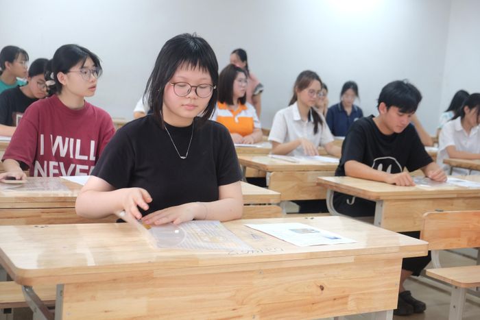  "Tất cả kiến thức cần học các con đều đã được học rồi. Bây giờ, các con hãy tự tin và bình tĩnh trong mọi tình huống. Sự bình tĩnh sẽ giải quyết được tất cả", ông Thế nhắn nhủ các thí sinh. 