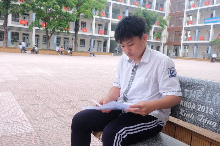  Cũng có mong muốn vào trường THPT Nguyễn Văn Cừ, em Phạm Nhật Minh, học sinh trường THCS Tân Mai, cho biết đã ôn tập kỹ theo hướng dẫn của thầy cô, tự tin làm tốt bài thi môn toán và ngữ văn. "Cả lớp chỉ có mình em đăng ký nguyện vọng 1 vào trường THPT Nguyễn Văn Cừ nên em cũng thấy khá lo lắng, sáng nay em là người đến điểm thi này sớm nhất", Minh nói. 