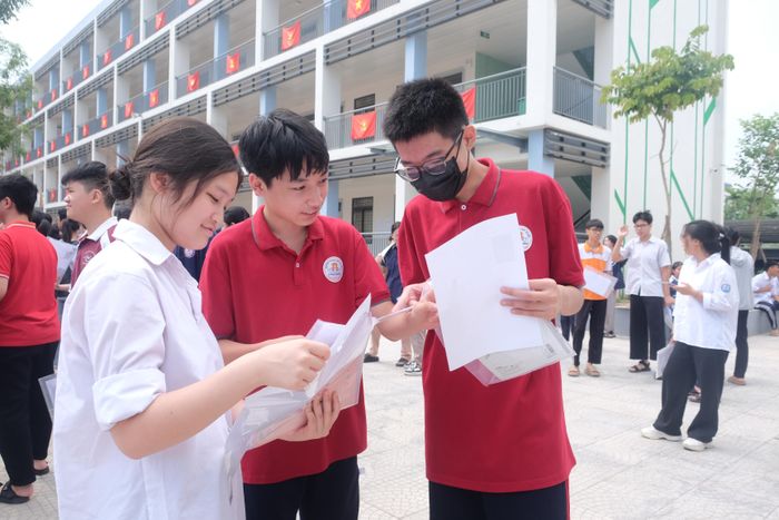 Ông Trần Cao Thế, trưởng điểm thi trường THCS Đa Tốn, cho biết đây là một ngôi trường mới và vừa được đưa vào sử dụng nên cơ sở vật chất rất tốt. Điều kiện tại các phòng đều đáp ứng được mọi yêu cầu để tổ chức một kỳ thi, từ bàn ghế, ánh sáng cho đến không gian làm mát. 100% phòng thi được bố trí điều hòa không khí. Về công tác y tế, điểm thi đã có phương án liên hệ với trạm y tế của xã và chuẩn bị đầy đủ các loại thuốc cơ bản theo quy định. 