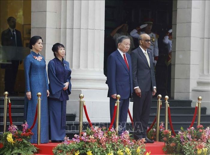  Tổng Bí thư, Chủ tịch nước Tô Lâm và Tổng thống Singapore Tharman Shanmugaratnam trên bục danh dự, nghe Quân nhạc cử Quốc thiều hai nước. Ảnh: TTXVN. 