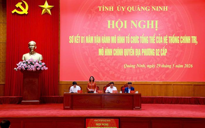  Lãnh đạo Tỉnh ủy Quảng Ninh điều hành phần tham luận. Ảnh: MINH HÀ 