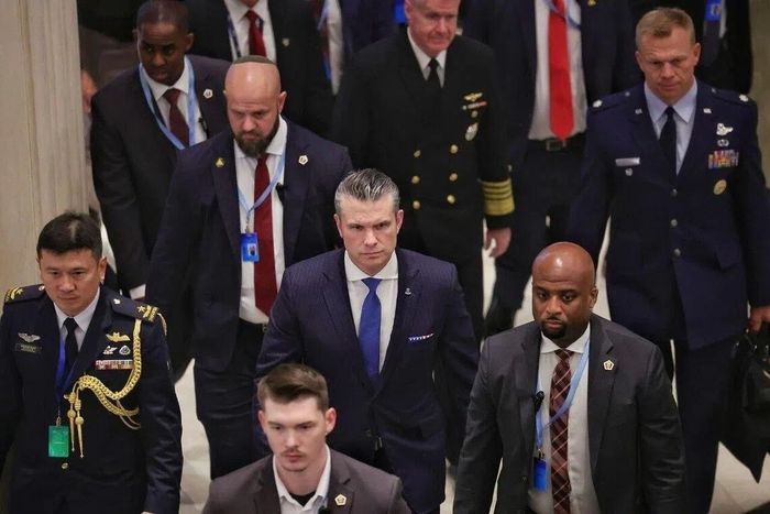 Bộ trưởng Quốc phòng Mỹ Pete Hegseth (ở giữa) đến Singapore ngày 29-5 để dự Đối thoại Shangri-La 2026. Ảnh: Kevin Lim/STRAITS TIMES