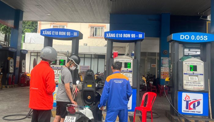  Nhiều cửa hàng xăng dầu tại TP.HCM đã chuyển bán xăng E10 trước ngày 1-6. Ảnh: TÚ UYÊN 