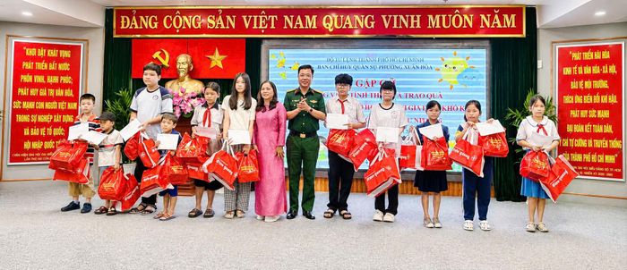  Ban Chỉ huy Quân sự phường Xuân Hòa trao khoảng 70 phần quà cho các em thiếu nhi có hoàn cảnh khó khăn. Ảnh: NGUYÊN VÕ 