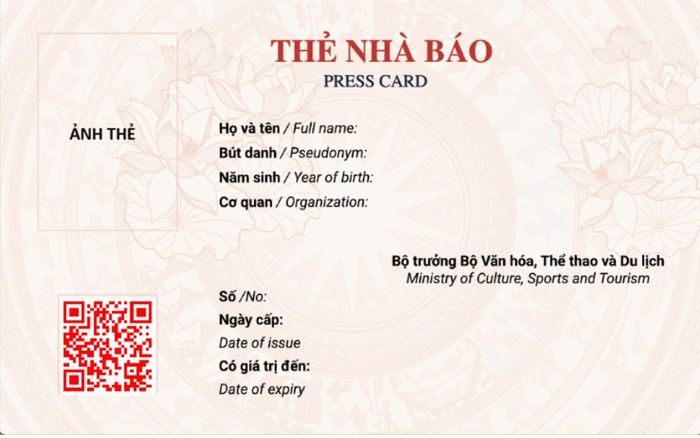  Nền mặt sau màu đỏ, có hoa văn trống đồng và hình hoa sen phía dưới. Ảnh: Bộ VH-TT&amp;DL 