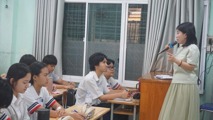  Cô trò Trường THCS Hồng Bàng, phường Chợ Lớn trong một tiết ôn tập. Ảnh: NGUYỄN QUYÊN 