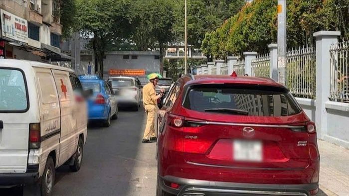 CSGT ghi hình phạt nguội các trường hợp dừng, đỗ xe sai quy định. Ảnh: PC08