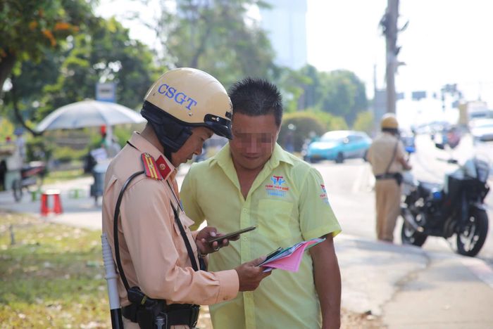 Một trường hợp dừng, đỗ sai quy định bị CSGT xử phạt. Ảnh: PHẠM HẢI
