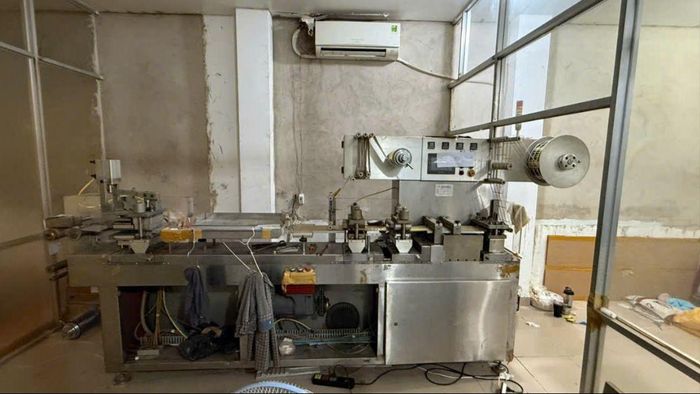 Nhiều máy móc, thiết bị được trang bị kĩ phục vụ quá trình sản xuất thuốc. Ảnh: CA