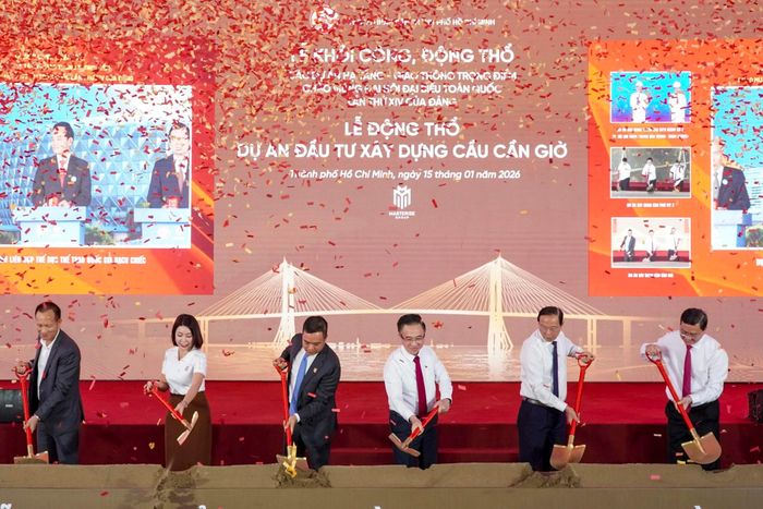 Đầu năm nay, dự án cầu Cần Giờ đã được động thổ. Công trình có tổng chiều dài toàn tuyến khoảng 6,3 km, vượt sông Soài Rạp, nối Cần Giờ với Nhà Bè. Dự án gồm cầu chính dài gần 3 km và hơn 3,3 km đường dẫn, cùng các cầu nhỏ vượt Sông Chà, Tắc Sông Chà, rạch Mương Ngang. Cầu được thiết kế 6 làn xe (4 làn cơ giới, 2 làn hỗn hợp), vận tốc 80 km/h. 