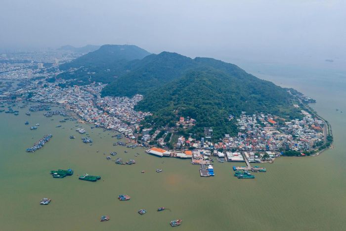  Lúc này, đường vượt biển Cần Giờ - Vũng Tàu đang được đẩy nhanh tiến độ để kịp khởi công trong quý II, đón lượng khách du lịch về cho địa phương. Tuyến đường có chiều dài 14 km, kinh phí đầu tư hơn 93.000 tỷ đồng. 