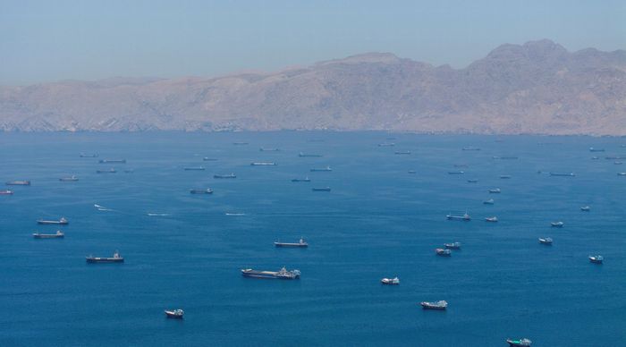 Các tàu neo đậu tại eo biển Hormuz , nhìn từ Musandam, Oman, ngày 25/5. Ảnh: Reuters.