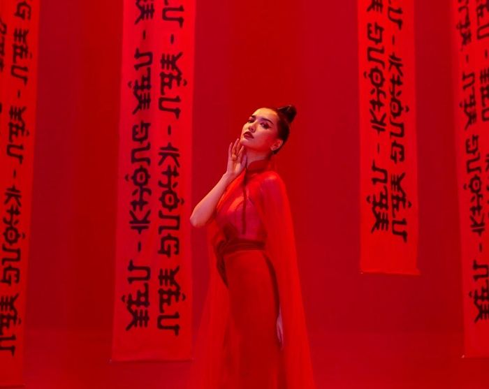  Bùa yêu ra mắt cùng thời điểm với Chạy ngay đi, trở thành ca khúc thành công nhất của Bích Phương. Ảnh: 1989s. 