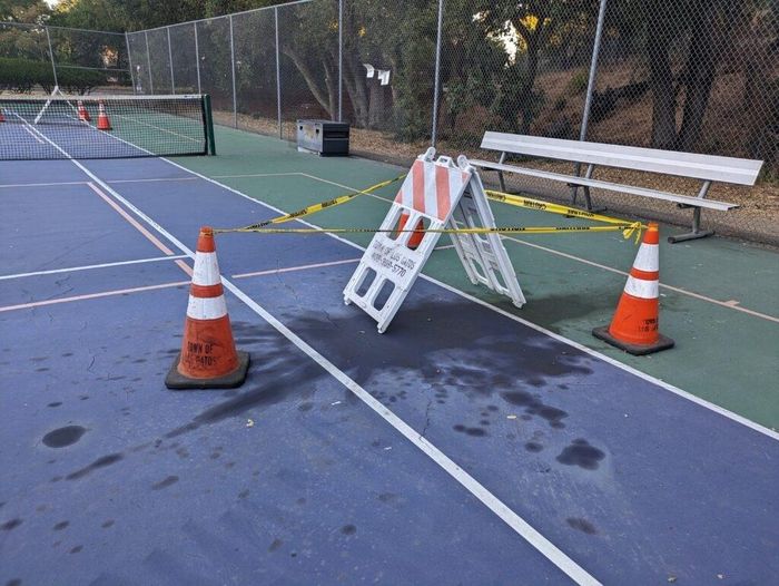 Sân pickleball ở công viên La Rinconada (Los Gatos, California, Mỹ) bị phá hoại, tạo ra làn sóng mâu thuẫn lớn, yêu cầu chính quyền địa phương vào cuộc giải quyết. Ảnh: Annalise Freimarck.