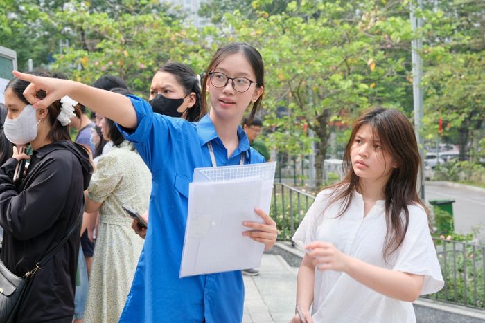 Thí sinh thi vào lớp 10 Hà Nội làm thủ tục dự thi sáng 29/5. Ảnh: Ngọc Bích.