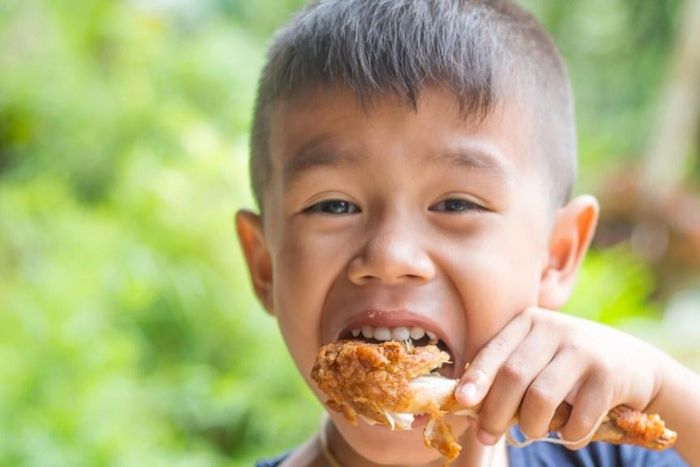 Nhiều đồ chiên rán trong bữa ăn khiến trẻ thiếu vi chất. Ảnh: Freepik.