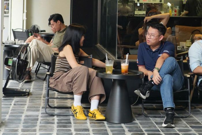 Vỉa hè tự tạo của quán cà phê trên đường Tô Hiệu khi đi vào vận hành.
