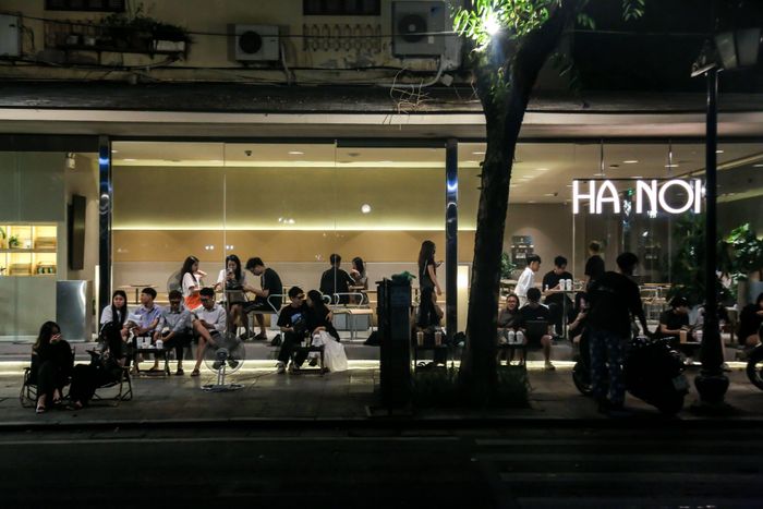 Khu vực vỉa hè trước một quán đồ uống tại phố Tông Đản, phường Hoàn Kiếm, Hà Nội vào thời điểm 4h năm 2024 - thời điểm chưa có quy định siết kinh doanh vỉa hè. Ảnh: Đinh Hà.