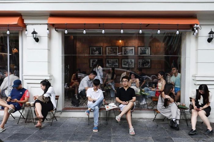 Khách hàng tại một quán cà phê ở phường Hoàn Kiếm, Hà Nội vào năm 2025 - thời điểm chưa áp dụng đề án quản lý và khai thác lòng đường, vỉa hè. Ảnh: Đinh Hà.