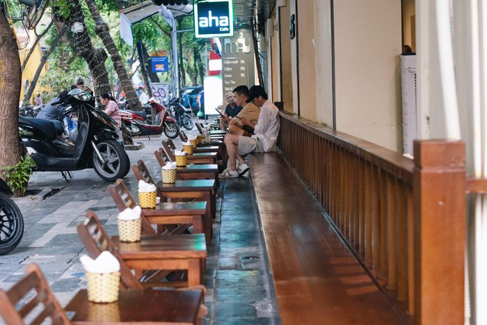 Khách hàng thưởng thức cà phê tại một quán ở phường Hoàn Kiếm, Hà Nội vào năm 2024 - thời điểm chưa có quy định siết vỉa hè. Ảnh: Thụy Trang.