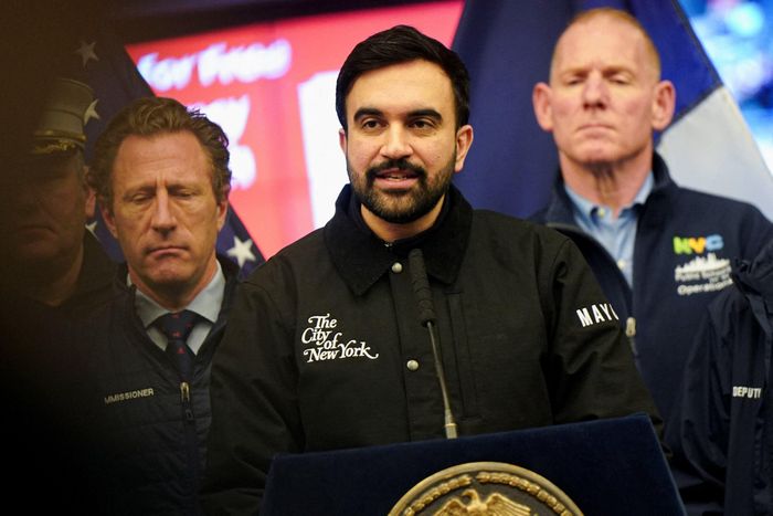  Thị trưởng New York xuât hiện với chiếc áo khoác công nhân Carhartt được cá nhân hóa với logo New York cổ điển tháng 1/2026. Ảnh: Yonhap.