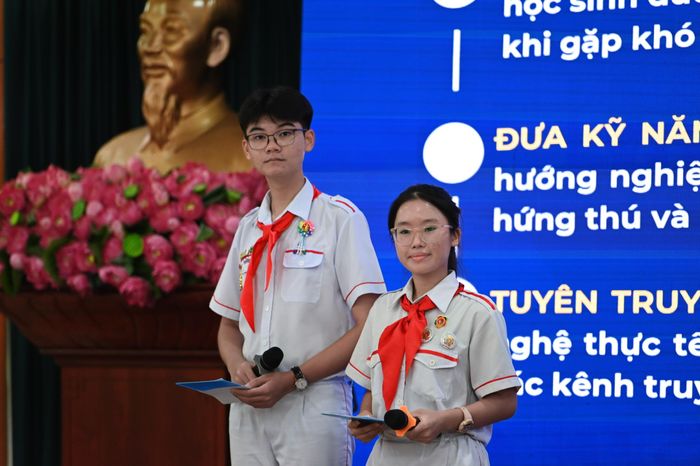 Nhóm của em Phan Minh Quang trình bày ý kiến về việc trẻ em sử dụng Internet. Ảnh: Thái An.