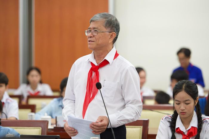 Giám đốc Sở GD&ĐT TP.HCM Nguyễn Văn Hiếu ghi nhận ý kiến đóng góp của các học sinh. Ảnh: Thái An.