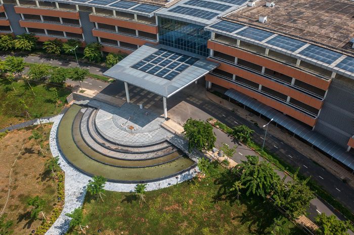  Một số tuyến đường nội khu đã được trải nhựa, lát vỉa hè và trồng cây xanh dọc các lối đi. Nhiều khu vực cảnh quan quanh bệnh viện đang được chỉnh trang để hoàn thiện diện mạo tổng thể công trình. 