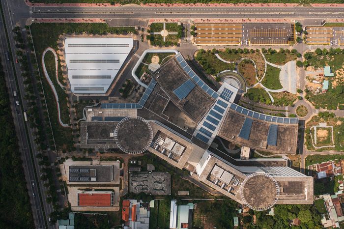  Điểm nhấn của dự án là quy mô xây dựng lớn trên khu đất rộng khoảng 16 ha cùng thiết kế hiện đại với các khối nhà liên thông. Trên nóc công trình còn bố trí khu vực phục vụ trực thăng cấp cứu, hướng tới mô hình bệnh viện đa khoa hiện đại. 