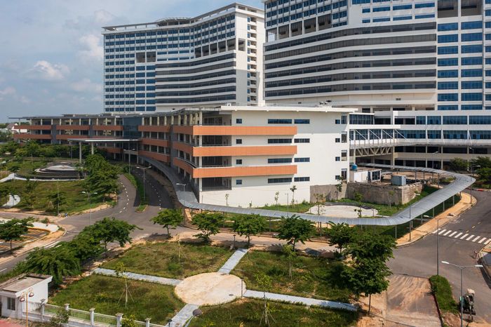  Sau hơn 10 năm xây dựng và nhiều lần lỡ hẹn, đại công trường bệnh viện quy mô lớn này đang dần đi tới giai đoạn cuối để chuẩn bị vận hành trong thời gian tới. 