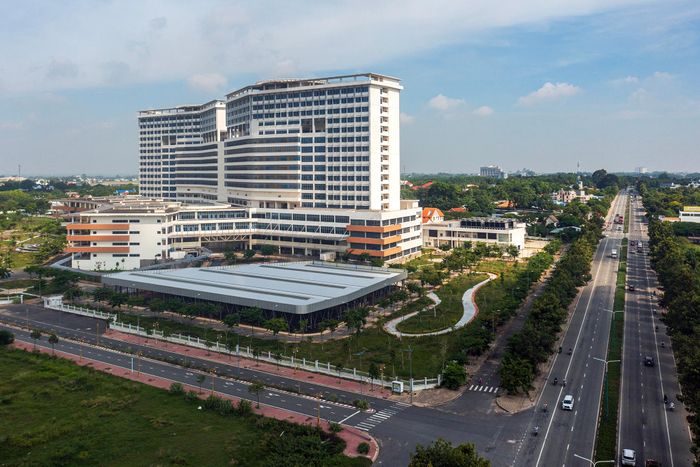  Dự án bệnh viện được khởi công từ năm 2014 trên trục đường Mỹ Phước - Tân Vạn với tổng mức đầu tư khoảng 2.300 tỷ đồng. 