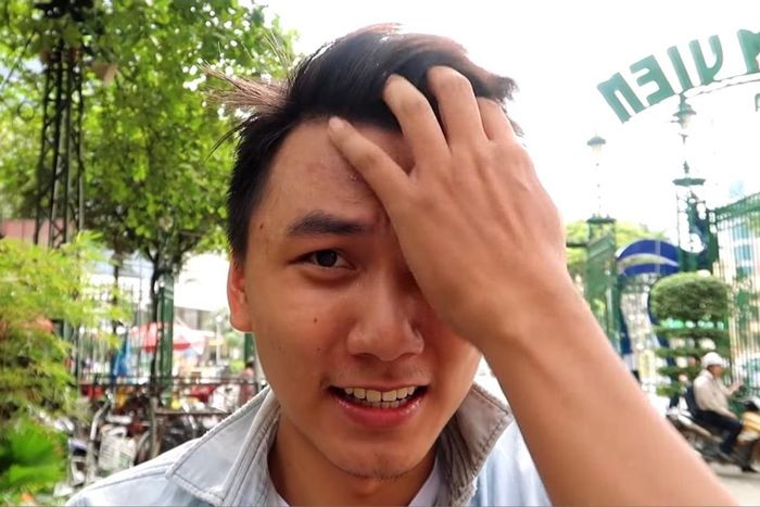  Khoai Lang Thang trong video đầu tiên trên kênh YouTube vào năm 2017. Anh chọn khám phá Thảo Cầm Viên Sài Gòn.