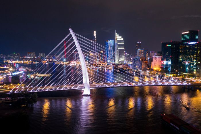  Cầu Ba Son thông xe vào năm 2022 không chỉ là dự án giao thông mà còn trở thành "cú hích tâm lý" khiến giá bất động sản Thủ Thiêm lên tầm cao mới. Ảnh: Quỳnh Danh. 
