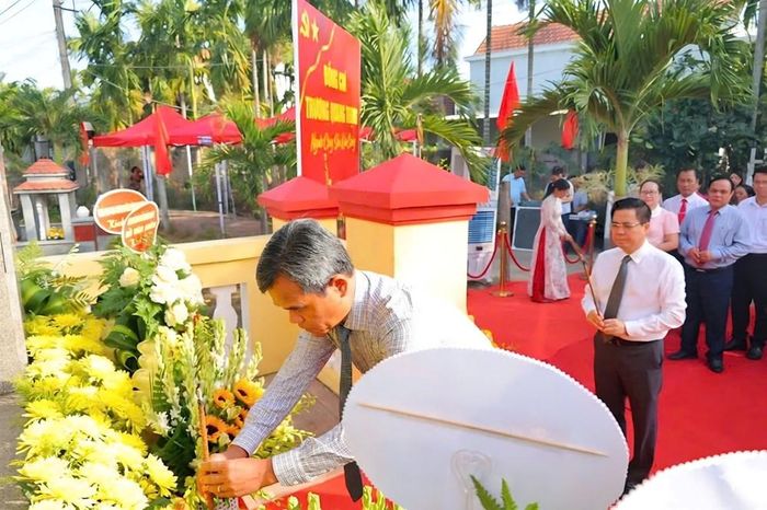 Ủy viên BCH Trung ương Đảng, Bí thư Tỉnh ủy Quảng Ngãi Hồ Văn Niên tại Lễ dâng hương