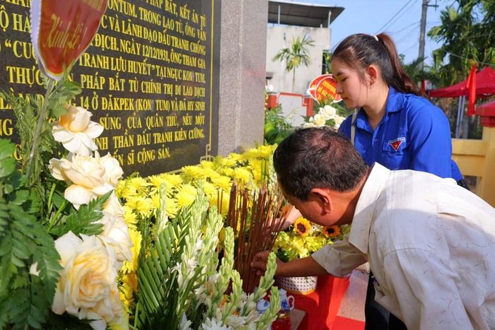 Lễ dâng hương, dâng hoa góp phần giáo dục truyền thống yêu nước, lý tưởng cách mạng cho thế hệ trẻ hôm nay
